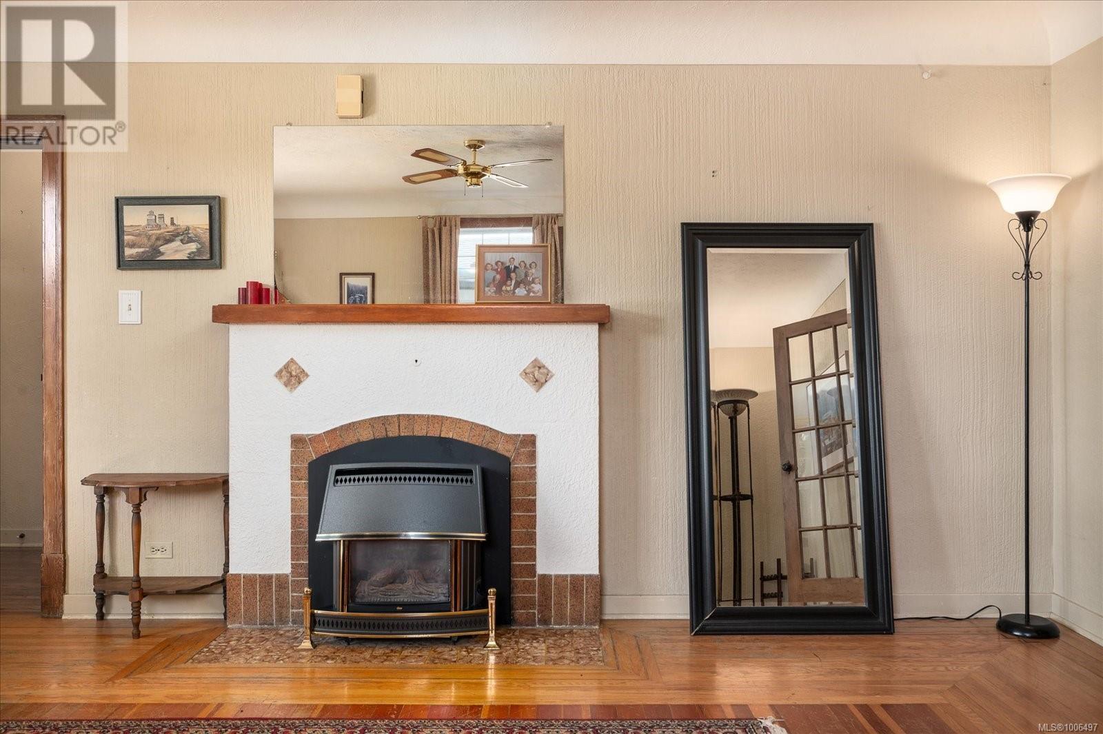 Property at 612 Fourth St image 4