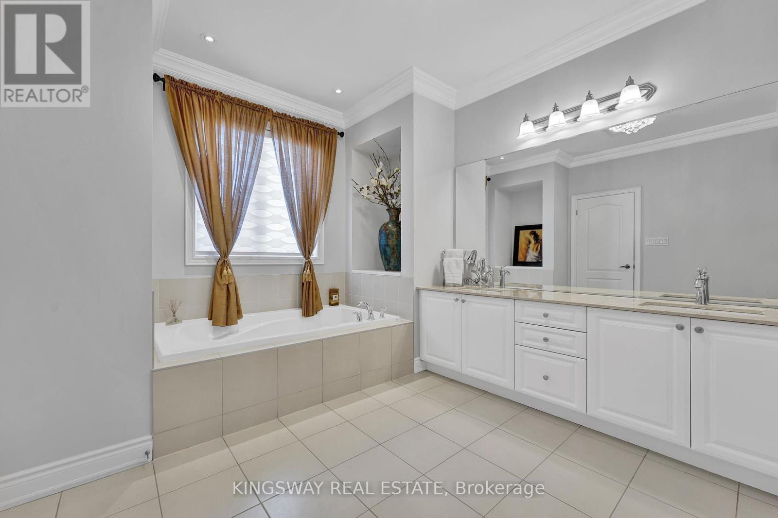 70 Bond Crescent, Richmond Hill, Ontario  L4E 3K4 - Photo 18 - N12268582