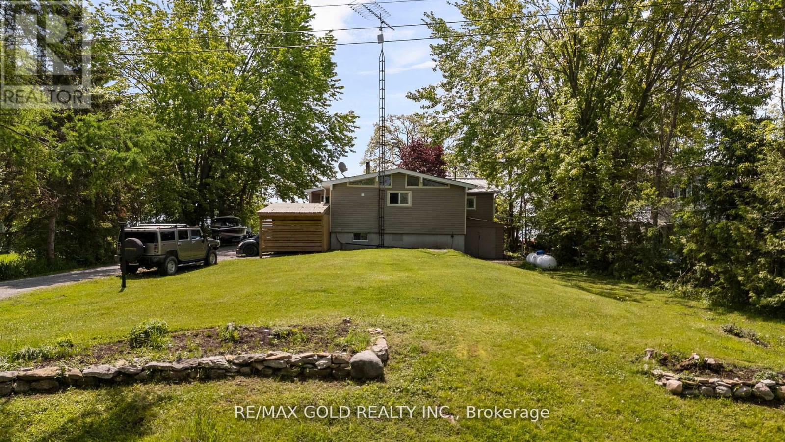 1305 Carol Ann Avenue, Ramara, Ontario  L0K 1B0 - Photo 5 - S12268472