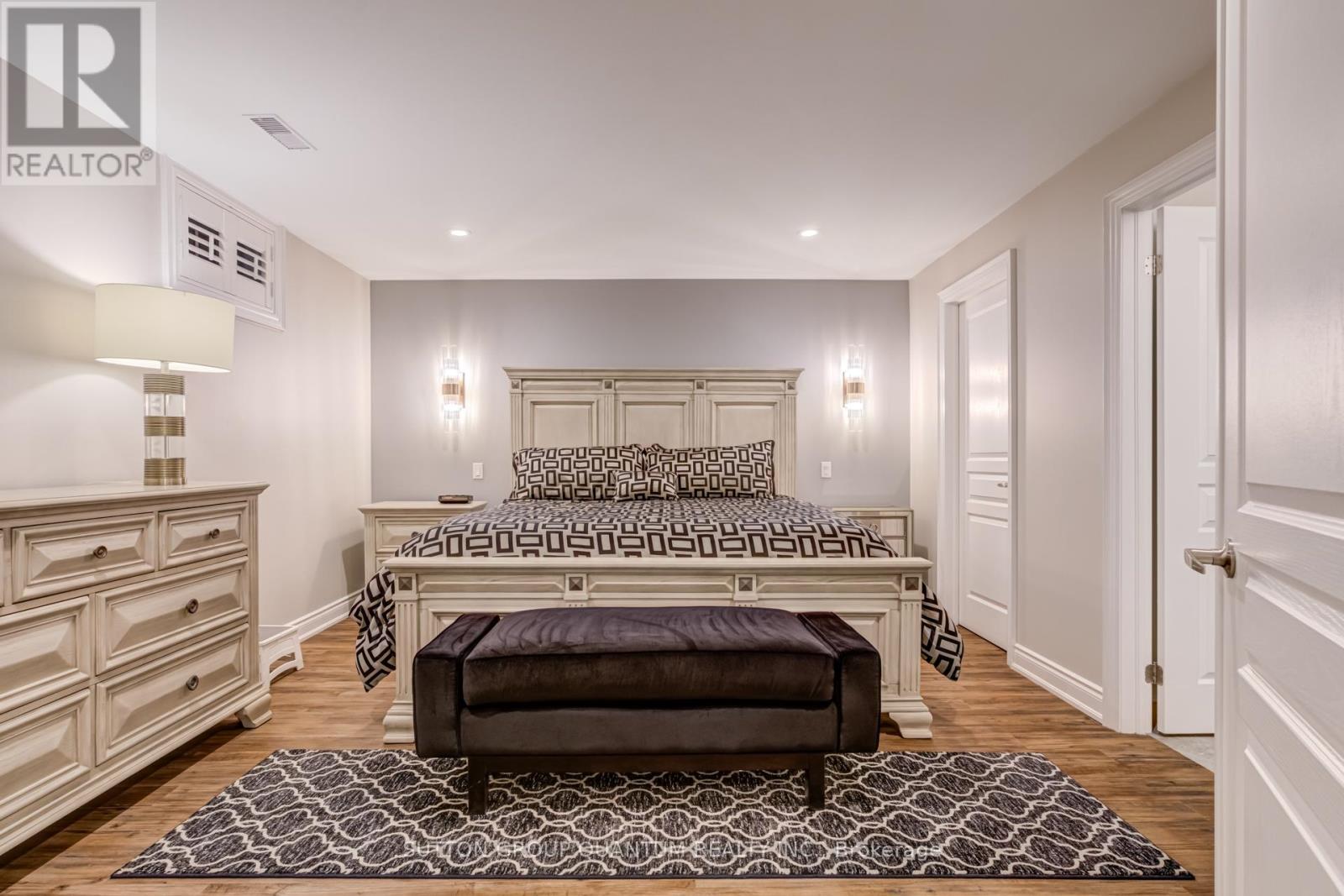 560 Hancock Way, Mississauga, Ontario  L5H 4L5 - Photo 41 - W12268526