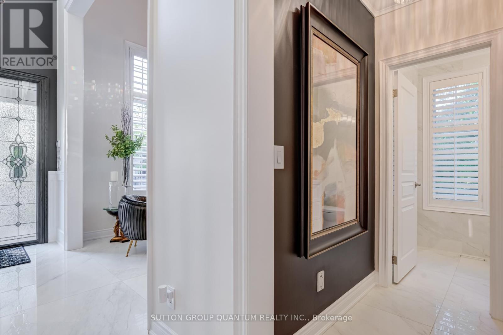 560 Hancock Way, Mississauga, Ontario  L5H 4L5 - Photo 6 - W12268526