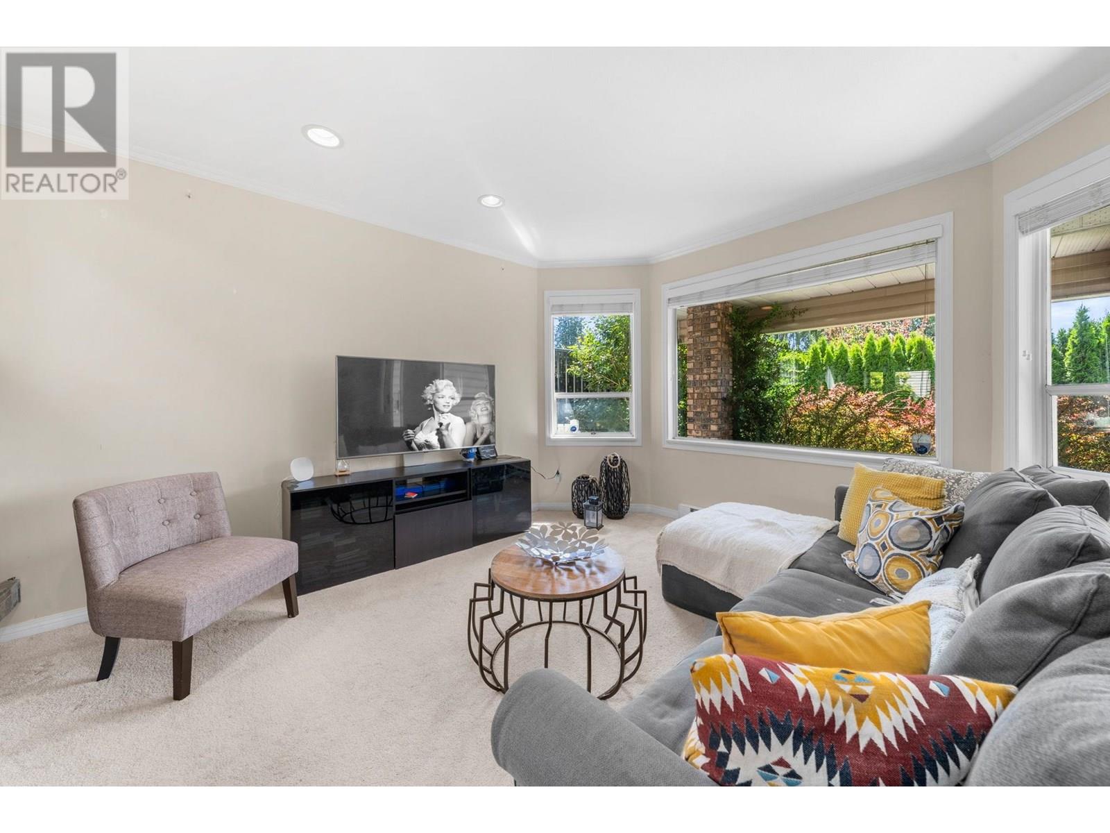 Property at 2 460 W 6TH STREET image 4