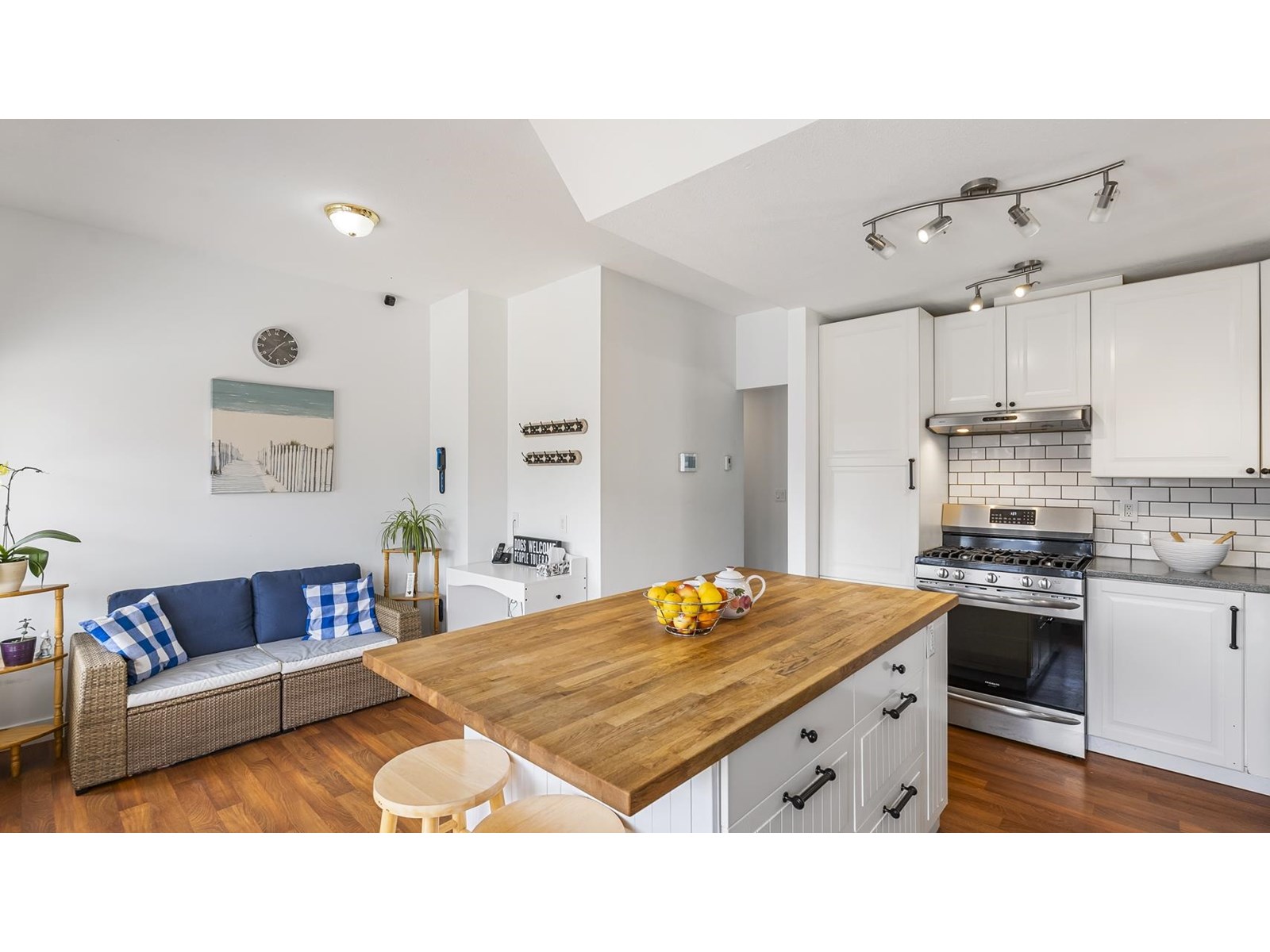 Property at 18452 66 AVENUE image 3