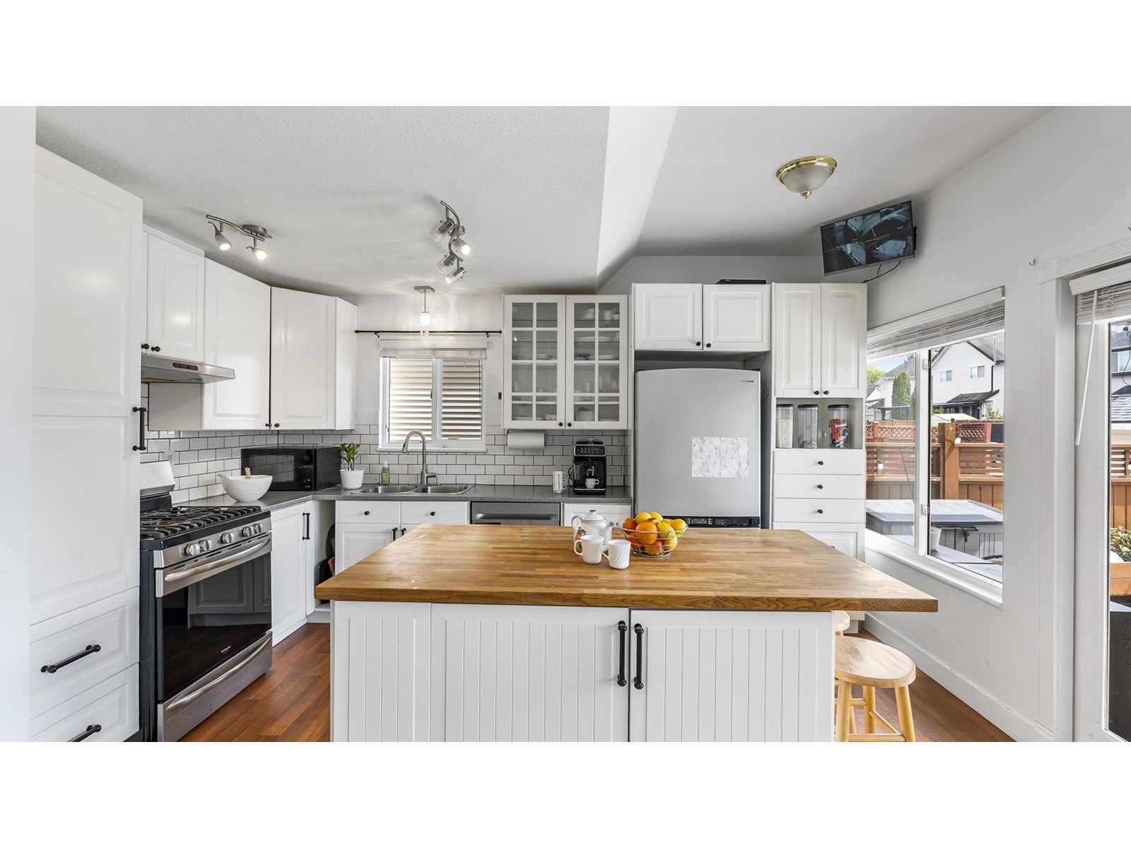 Property at 18452 66 AVENUE image 2