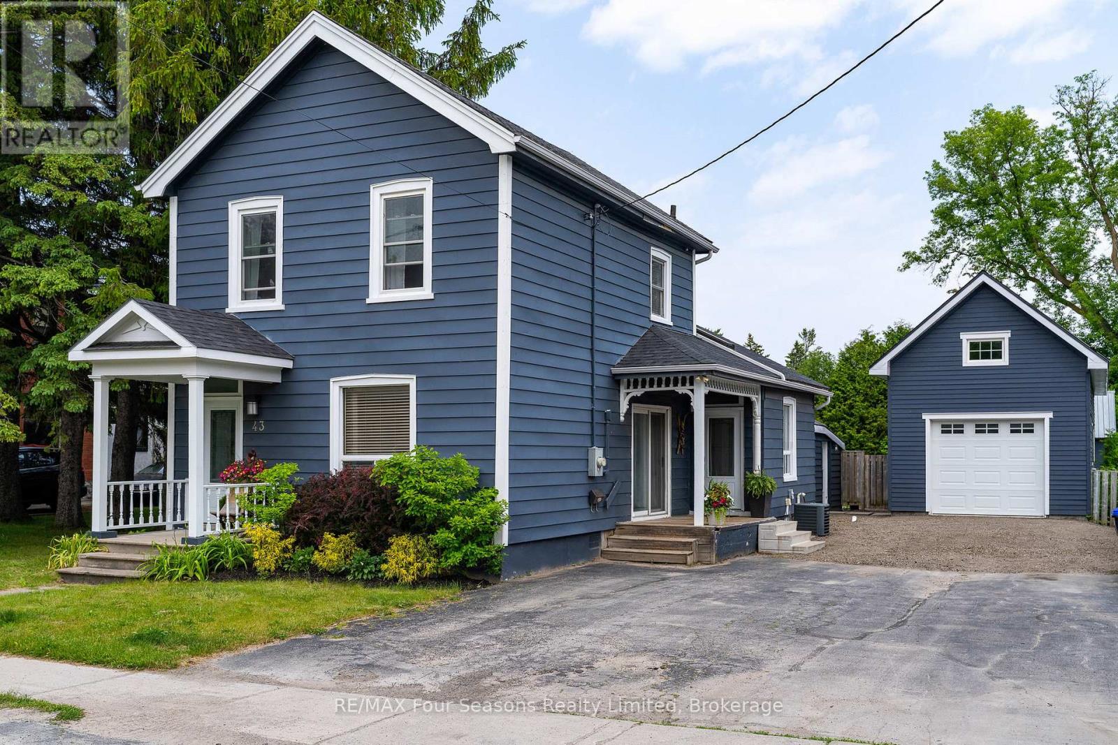 43 Cedar Street, Collingwood, Ontario  L9Y 3A4 - Photo 1 - S12268686