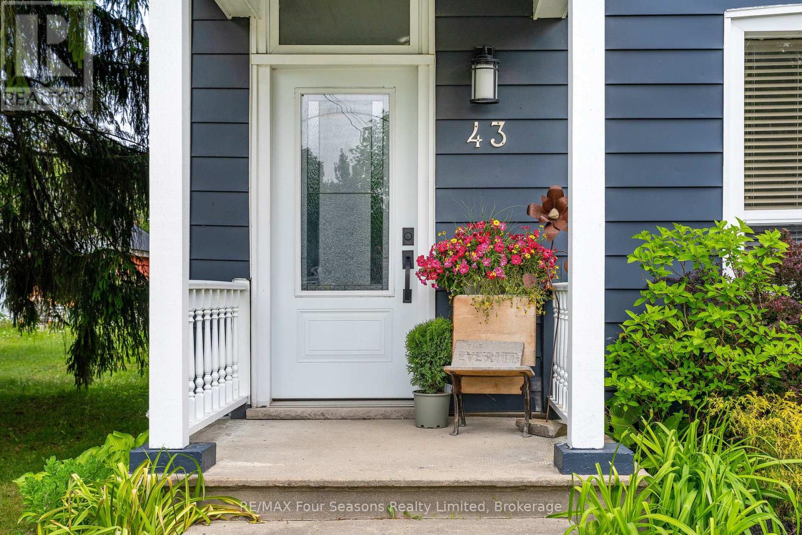 43 Cedar Street, Collingwood, Ontario  L9Y 3A4 - Photo 2 - S12268686
