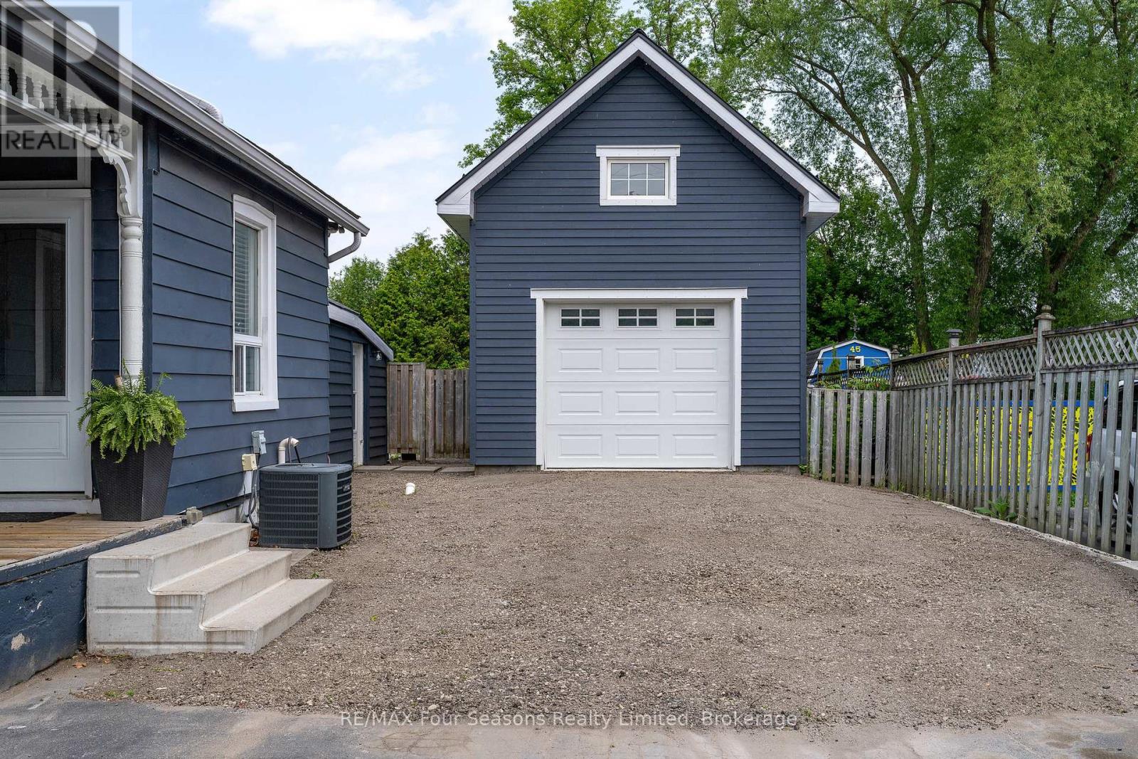 43 Cedar Street, Collingwood, Ontario  L9Y 3A4 - Photo 3 - S12268686