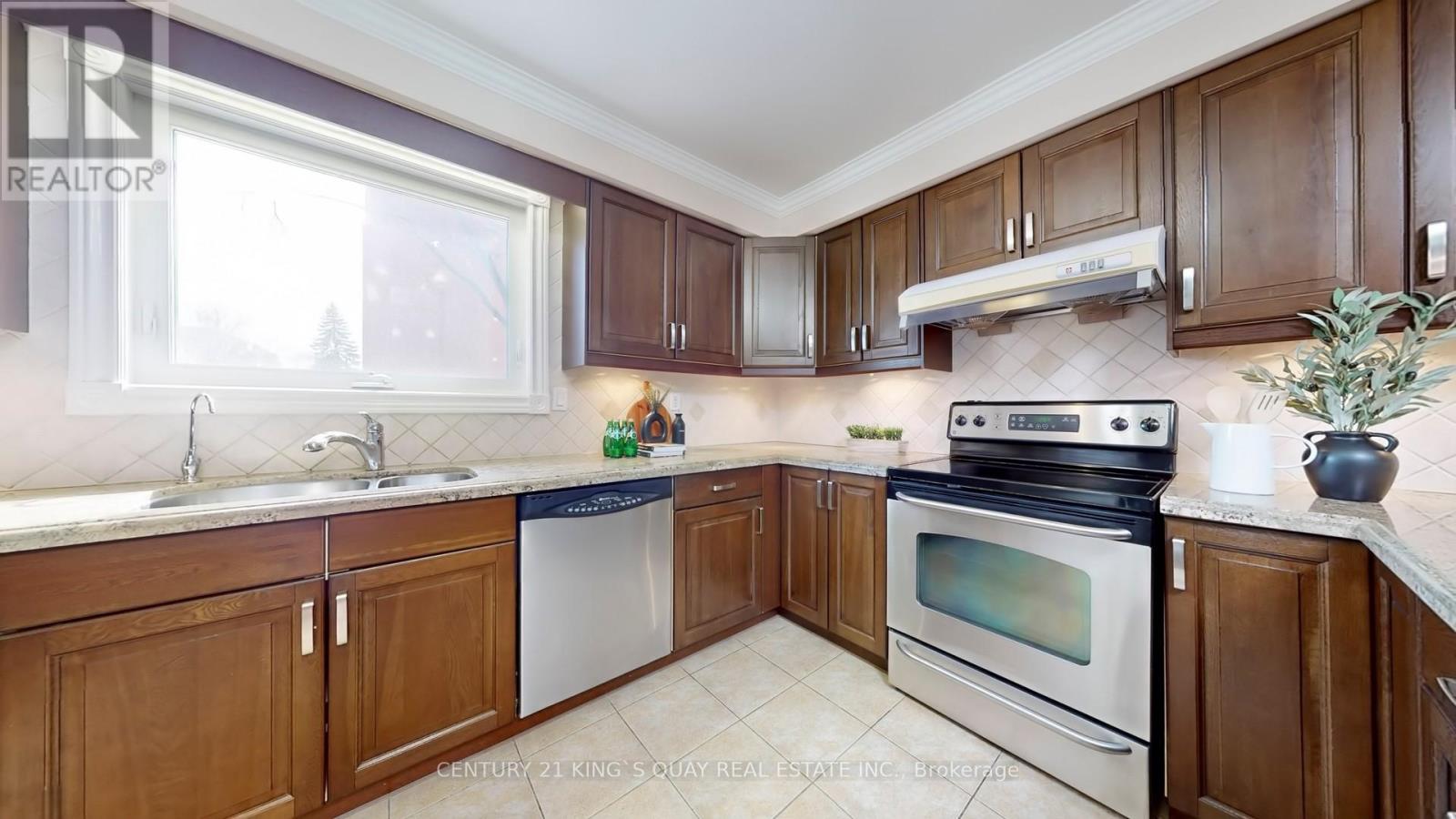 50 Bedford Park Avenue, Richmond Hill, Ontario  L4C 2N8 - Photo 20 - N12268710