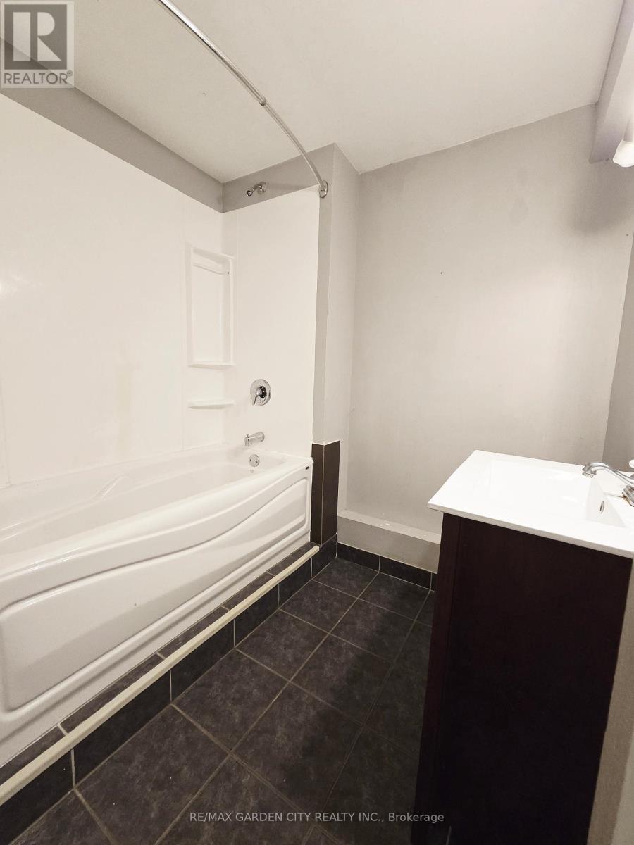126 Mountain Road, Grimsby, Ontario  L3M 4E7 - Photo 10 - X12268705
