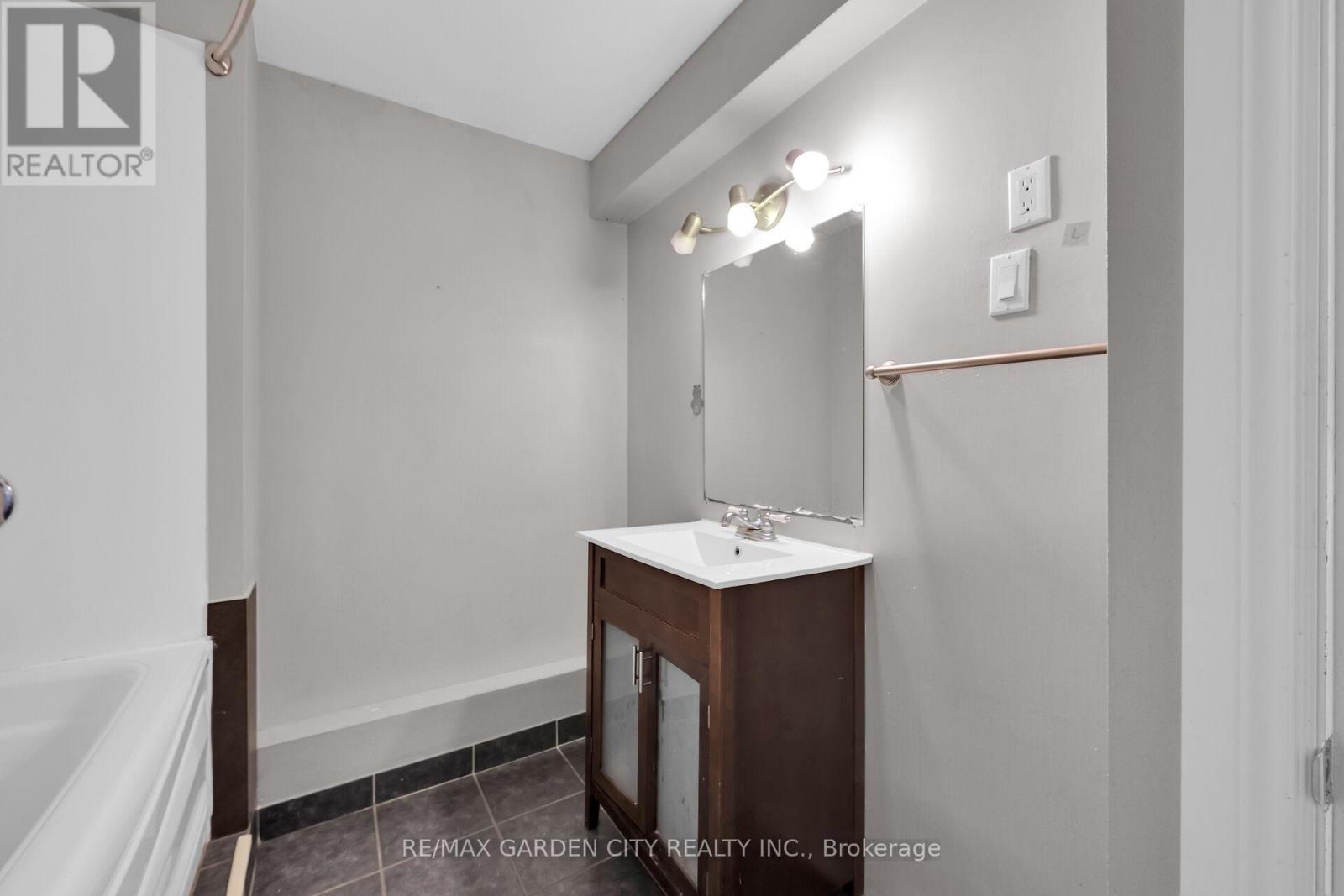 126 Mountain Road, Grimsby, Ontario  L3M 4E7 - Photo 11 - X12268705