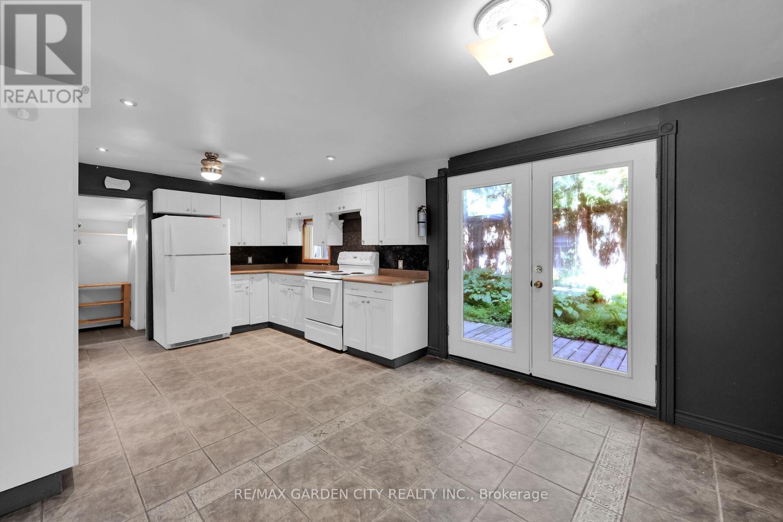 126 Mountain Road, Grimsby, Ontario  L3M 4E7 - Photo 8 - X12268705