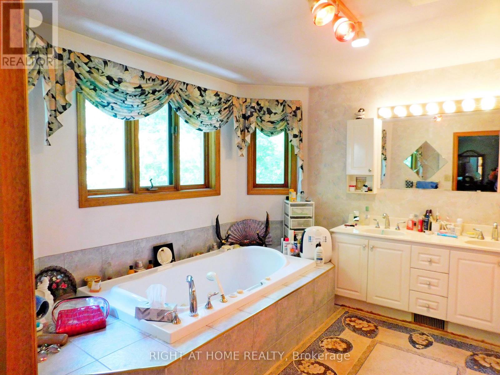 4916 Thirty Road N, Lincoln (Lincoln Lake), Ontario  L3J 1W2 - Photo 49 - X12268888