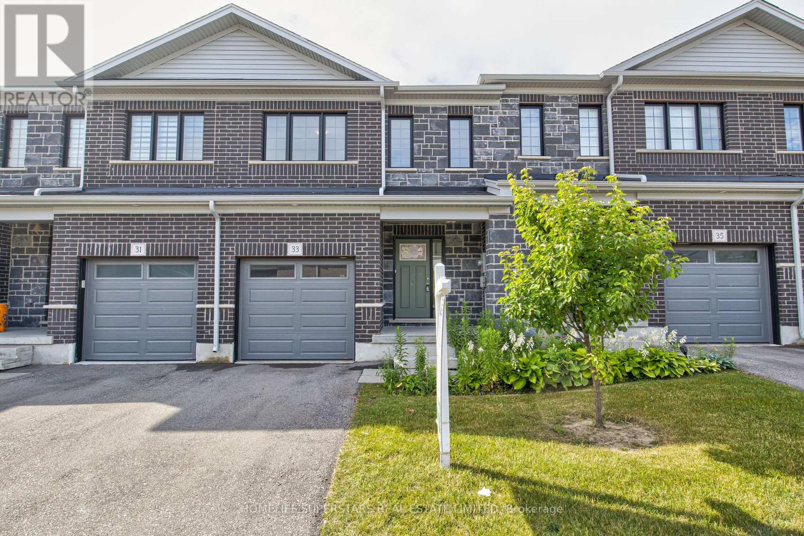 Property at 33 WOODEDGE CIRCLE image 1
