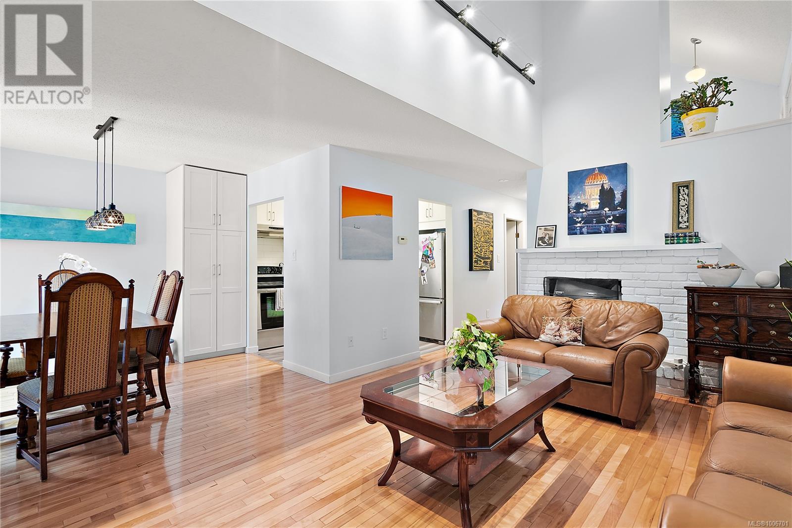 Property at 1 1464 Fort St image 1