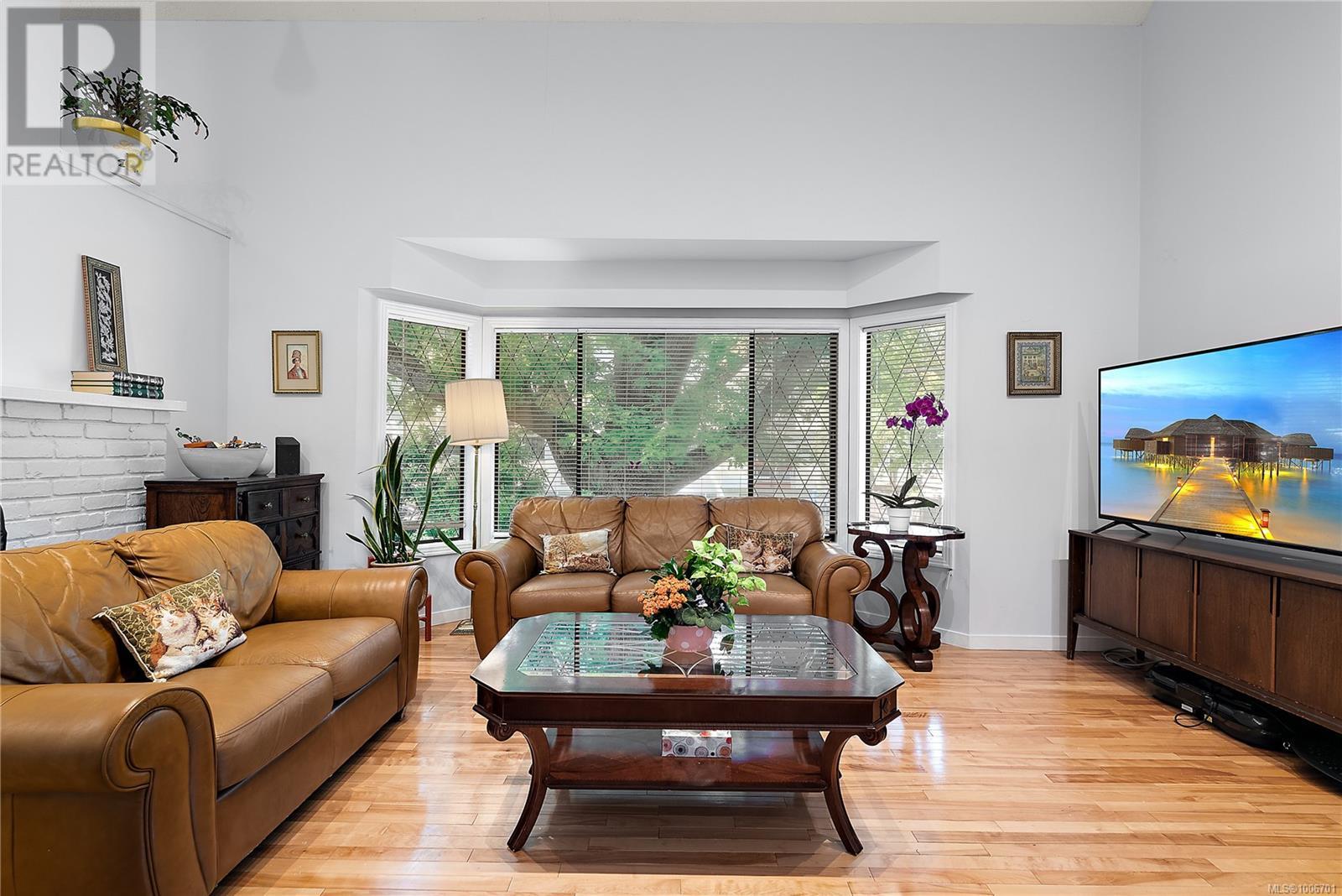 Property at 1 1464 Fort St image 2