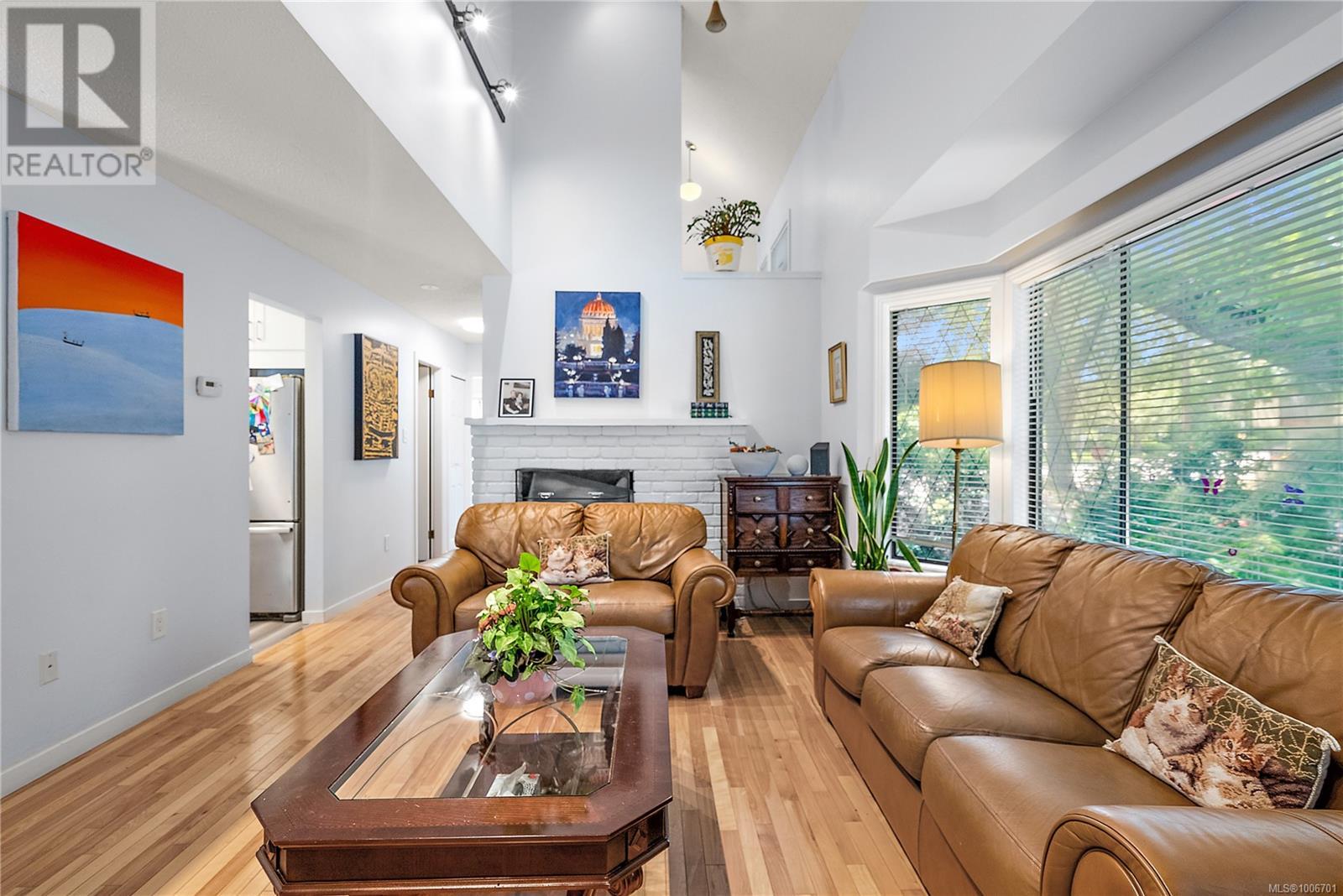 Property at 1 1464 Fort St image 3