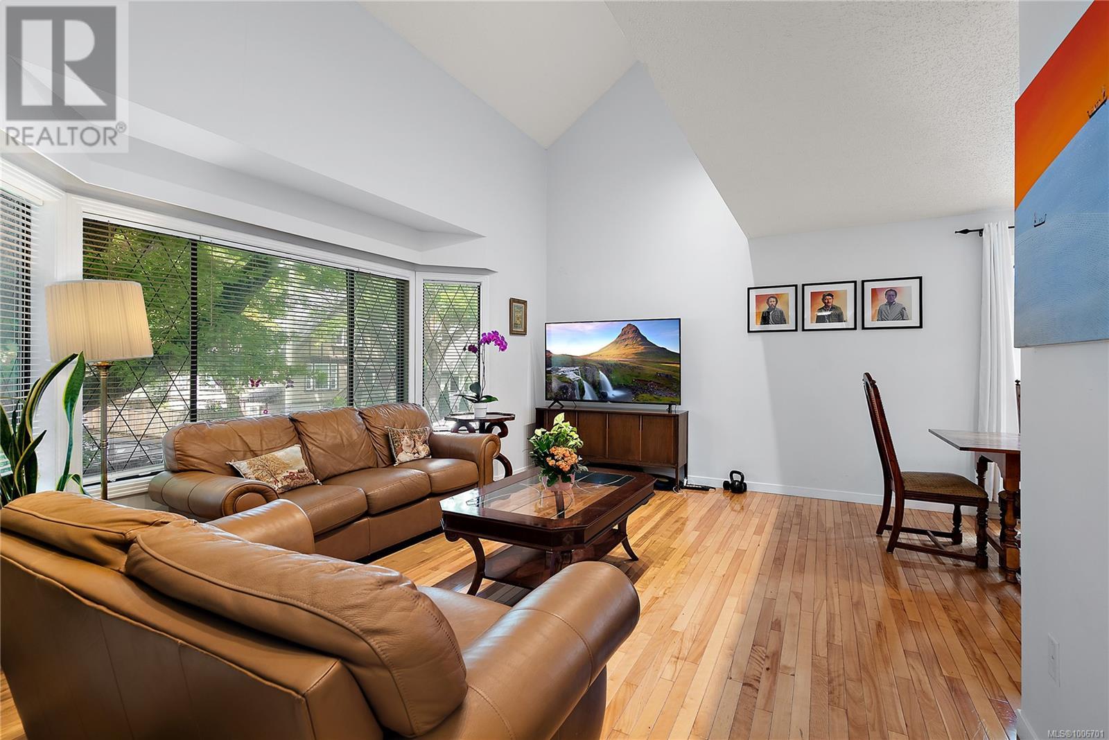 Property at 1 1464 Fort St image 4