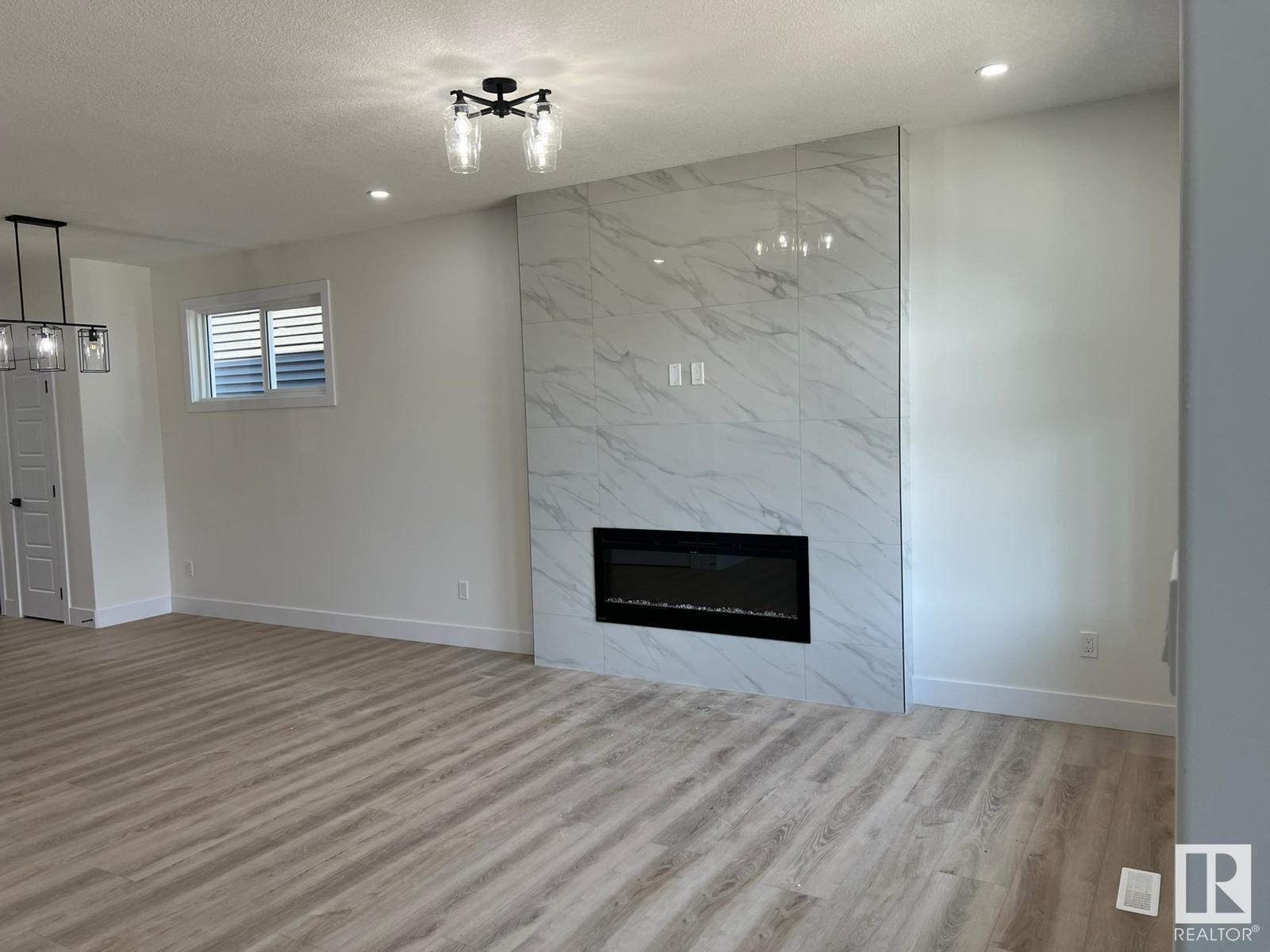 Property at 20 RESPLENDENT WY image 3