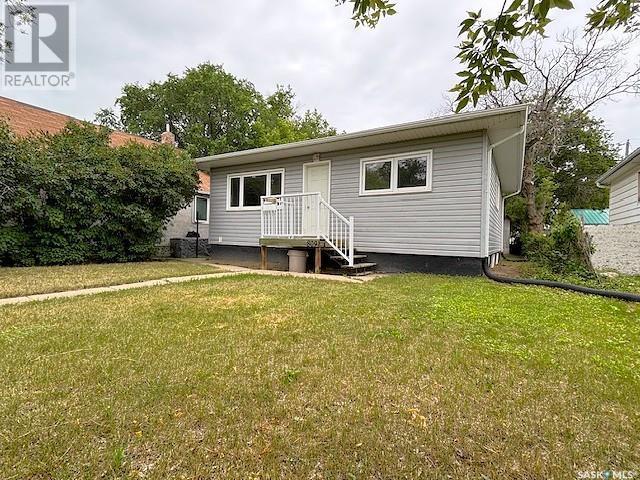 Property at 809 Cartier AVENUE image 3