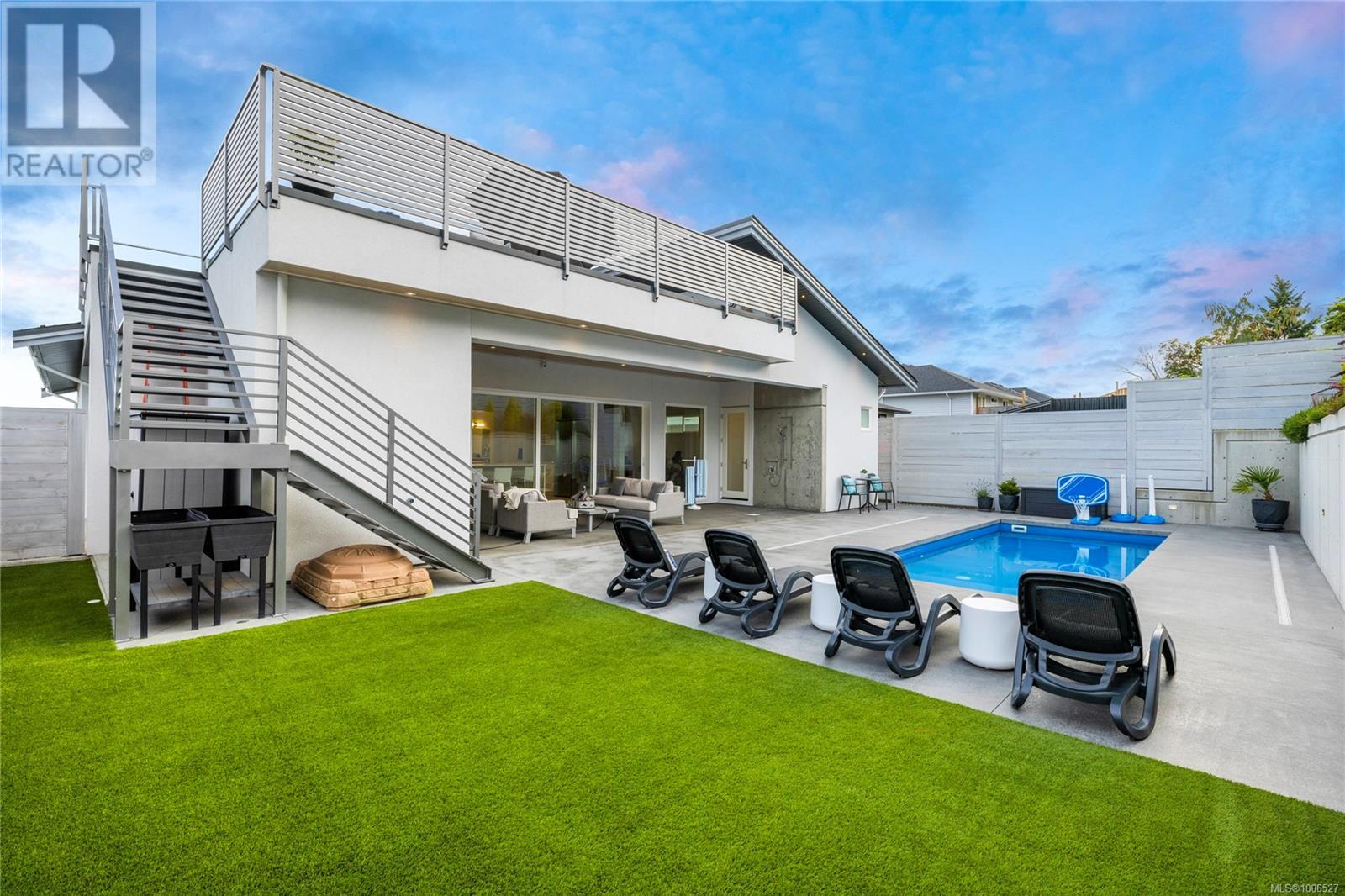 Property at 156 Golden Oaks Cres image 5