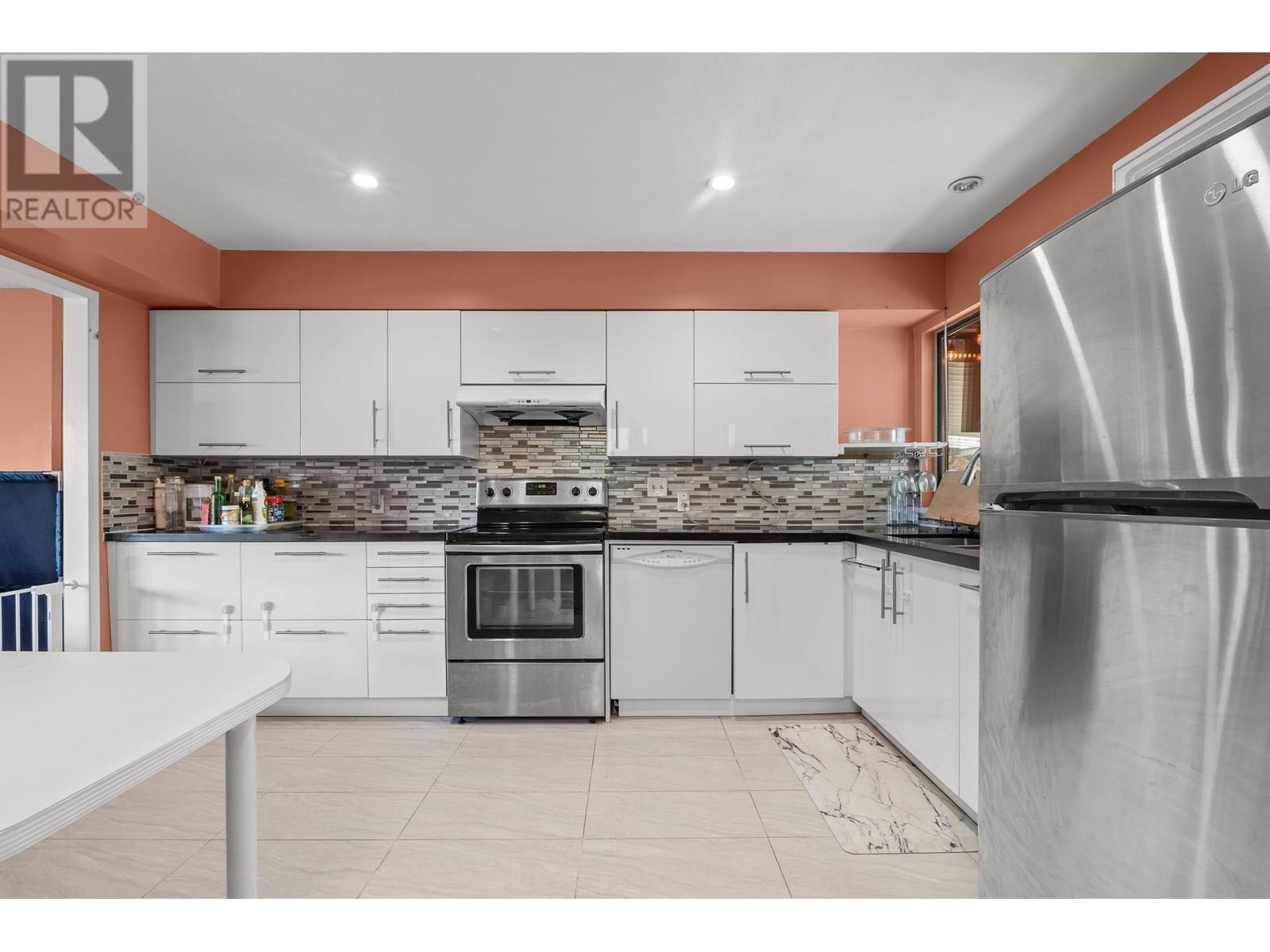 Property at 5540 LAUREL STREET image 4