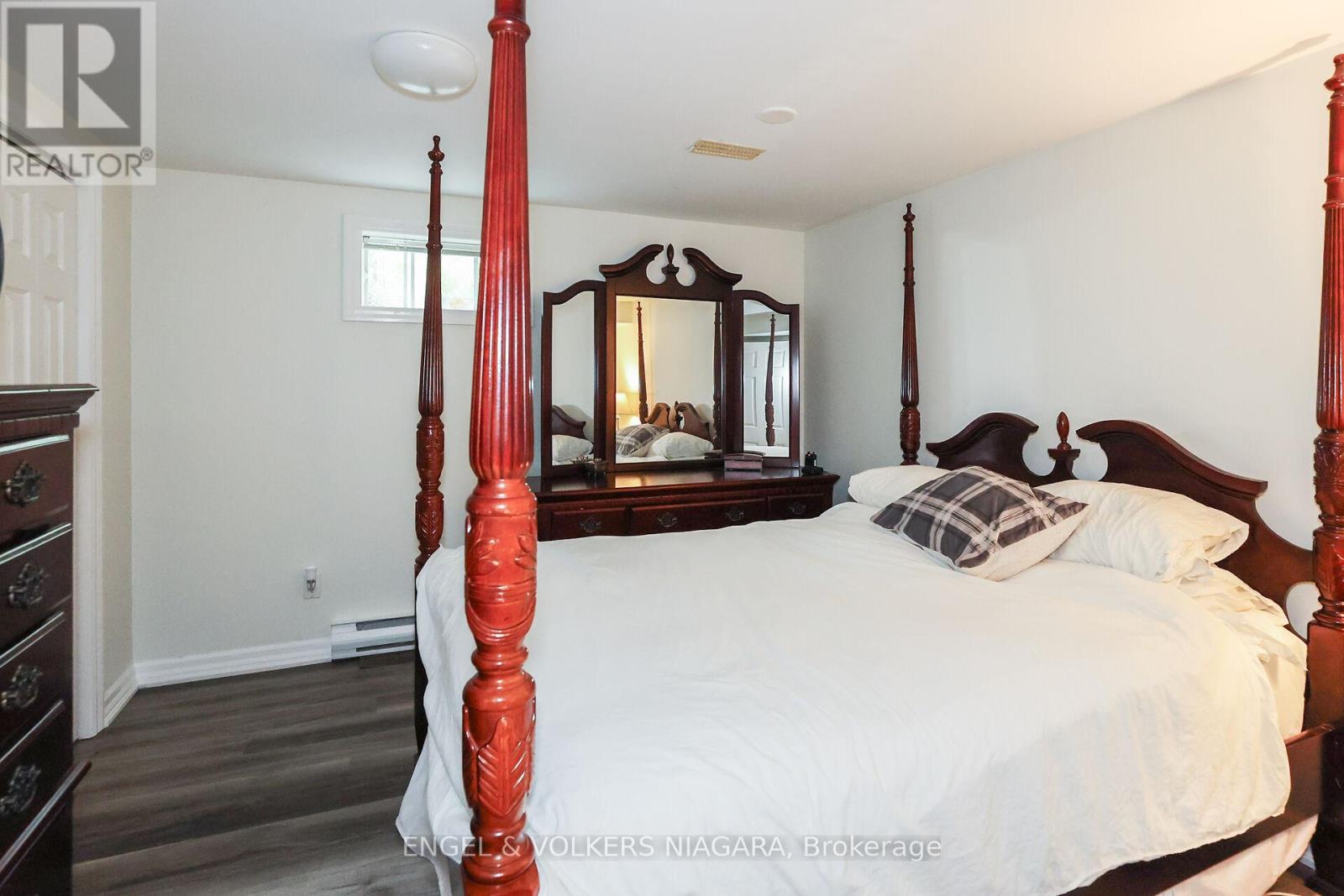 624 Simcoe Street, Niagara-On-The-Lake, Ontario  L0S 1J0 - Photo 34 - X12268366