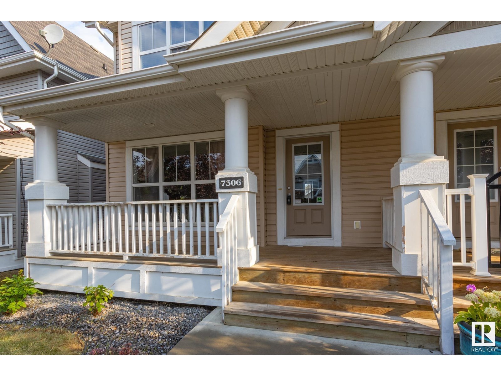 Property at 7306 22 AV SW image 2