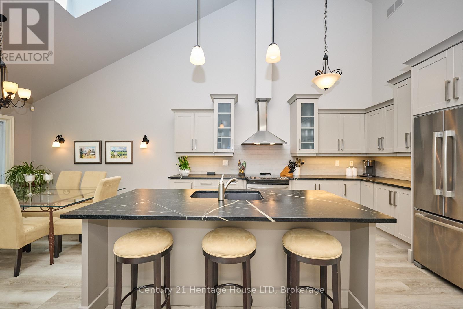 14 Tulip Tree Common, St. Catharines, Ontario  L2S 4C8 - Photo 9 - X12269450