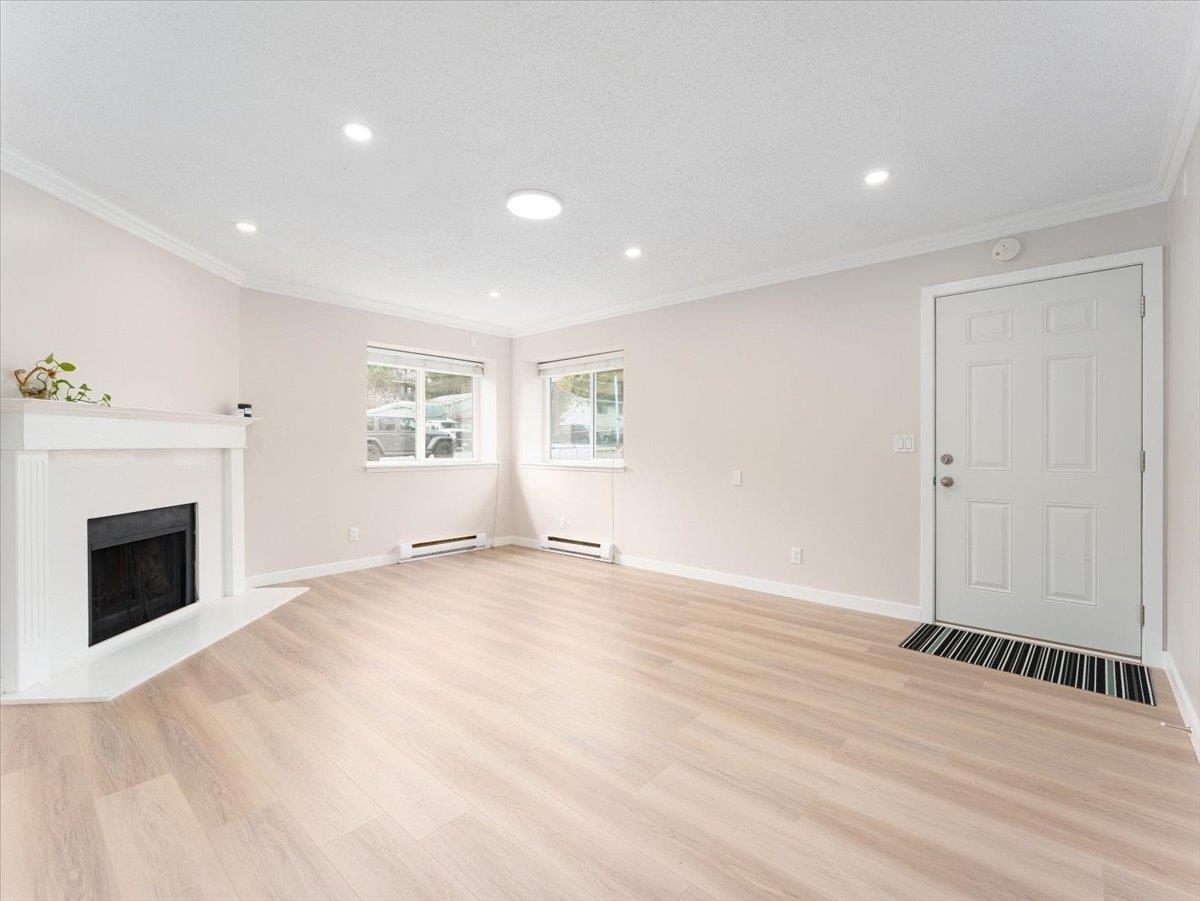 Property at 32522 ORIOLE CRESCENT image 3