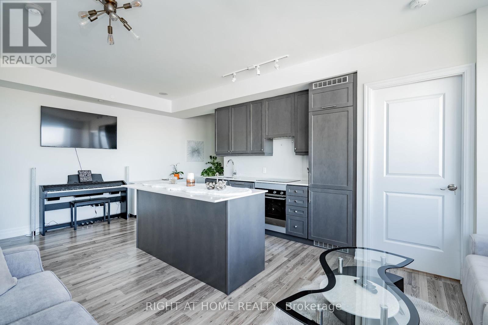 Property at 2309 - 9075 JANE STREET image 3