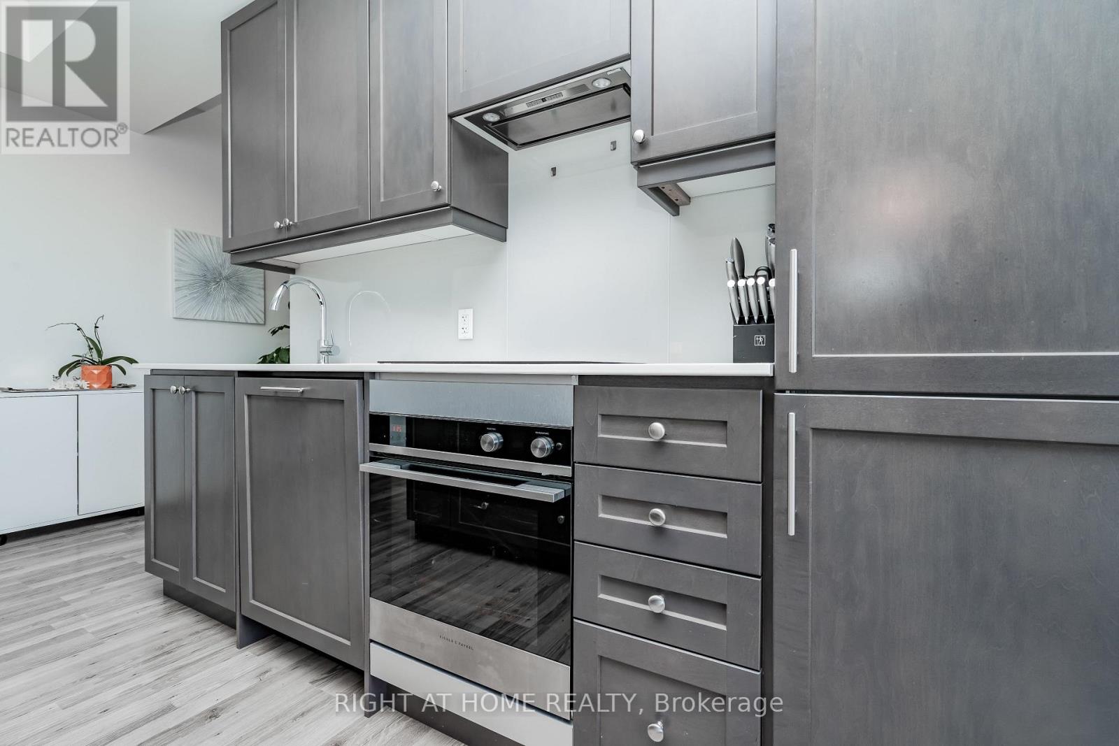Property at 2309 - 9075 JANE STREET image 4