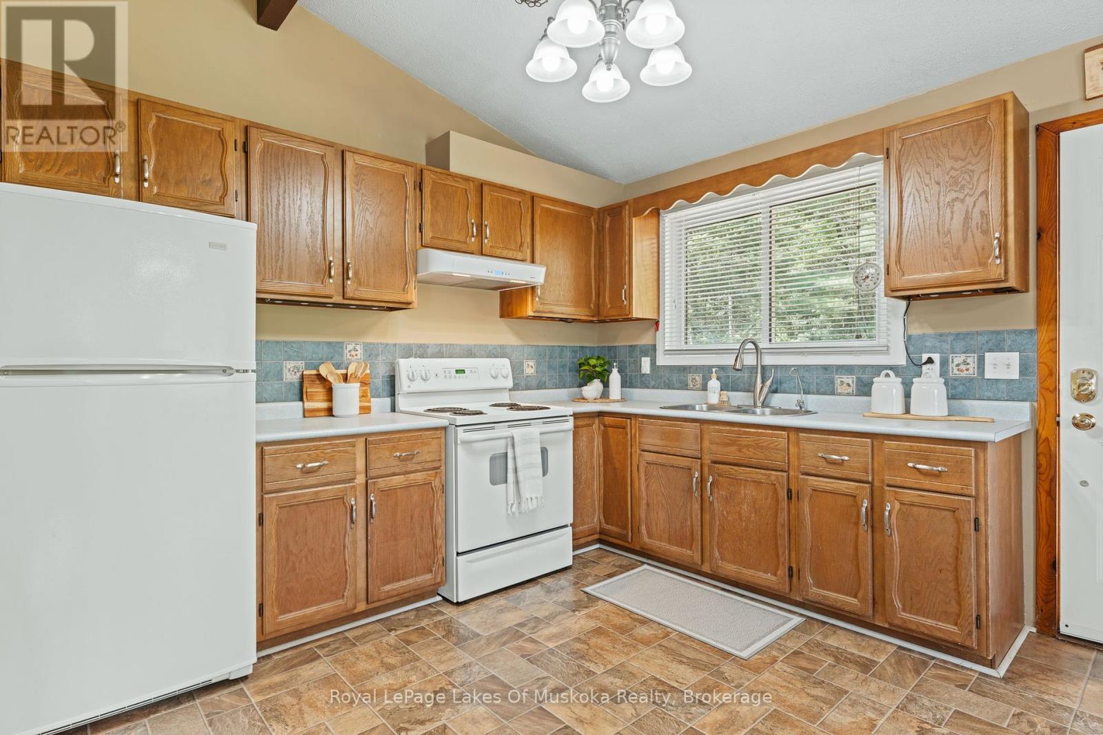 1035 Atkins Lake Road, Bracebridge (Macaulay), Ontario  P1L 1W9 - Photo 7 - X12269509