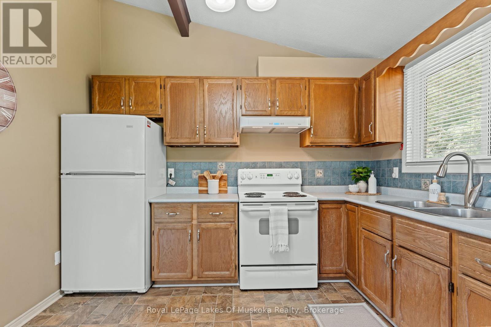 1035 Atkins Lake Road, Bracebridge (Macaulay), Ontario  P1L 1W9 - Photo 8 - X12269509