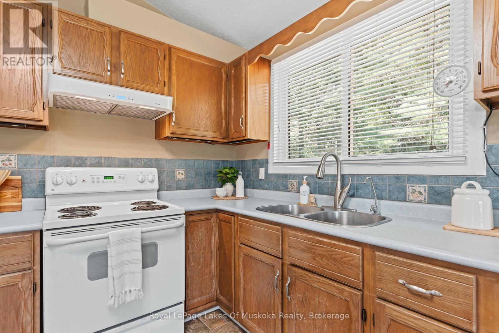 1035 Atkins Lake Road, Bracebridge (Macaulay), Ontario  P1L 1W9 - Photo 9 - X12269509