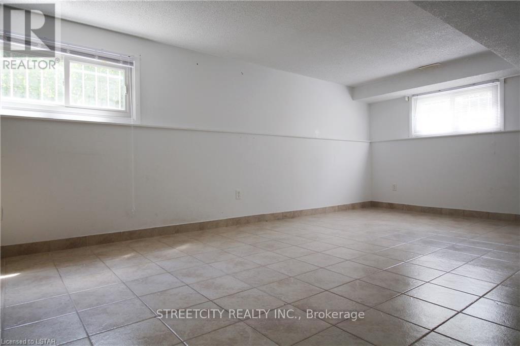 102 Paperbirch Crescent, London North, Ontario  N6G 1L7 - Photo 12 - X12269575
