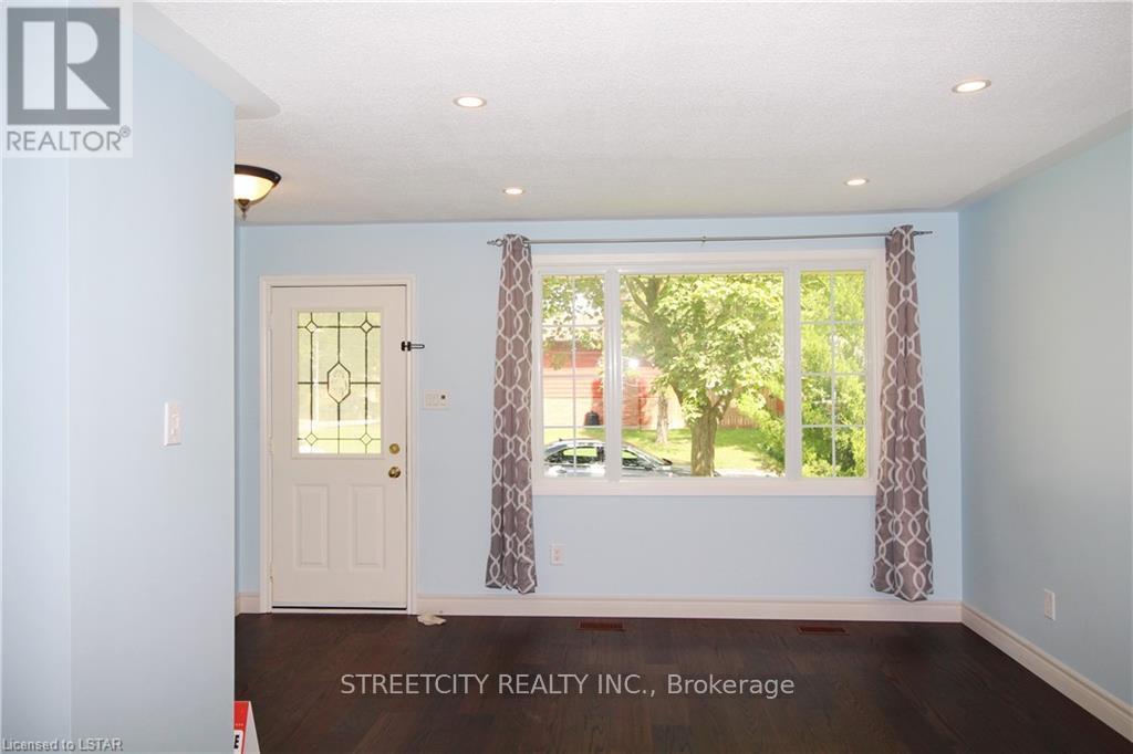 Property at 102 PAPERBIRCH CRESCENT image 3