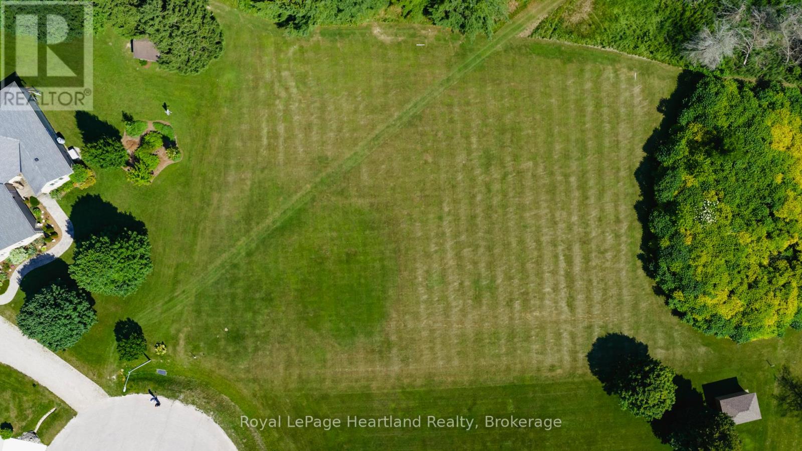 2 Fairway Road, Huron East, Ontario  N0K 1G0 - Photo 4 - X12269640