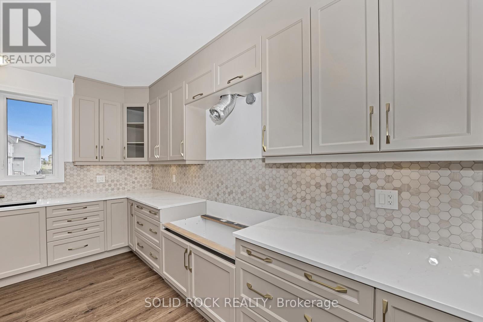 92 Esban Drive, Ottawa, Ontario  K1X 0J3 - Photo 10 - X12269664