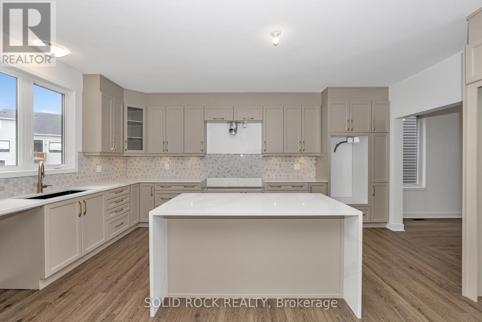 92 Esban Drive, Ottawa, Ontario  K1X 0J3 - Photo 12 - X12269664