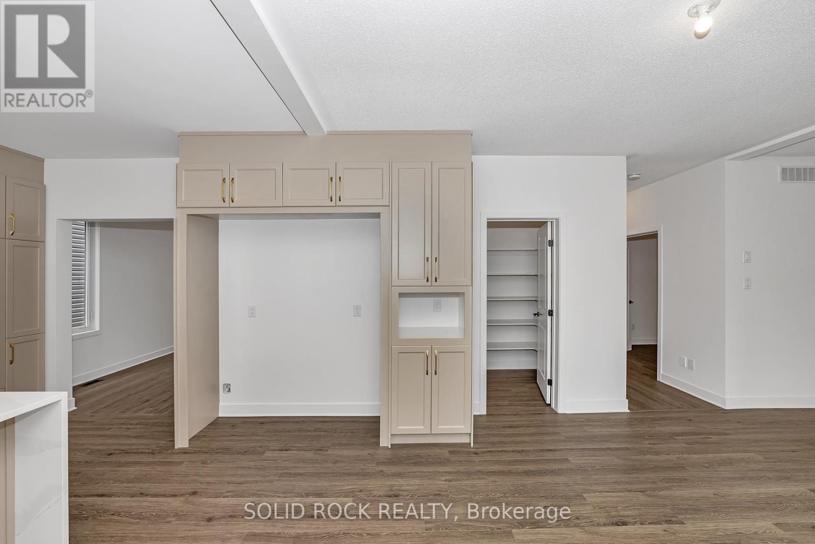 92 Esban Drive, Ottawa, Ontario  K1X 0J3 - Photo 14 - X12269664