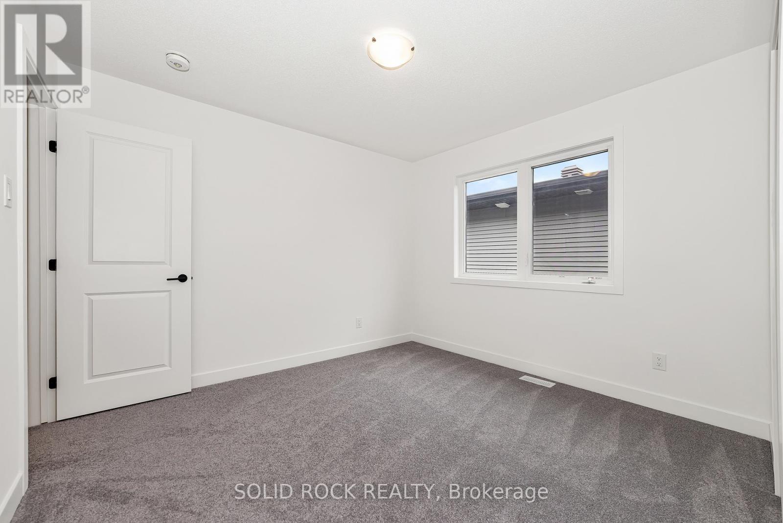 92 Esban Drive, Ottawa, Ontario  K1X 0J3 - Photo 36 - X12269664