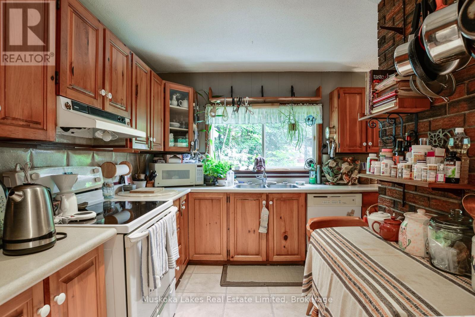 2065 Peninsula Road, Muskoka Lakes, Ontario  P0B 1G0 - Photo 3 - X12269890