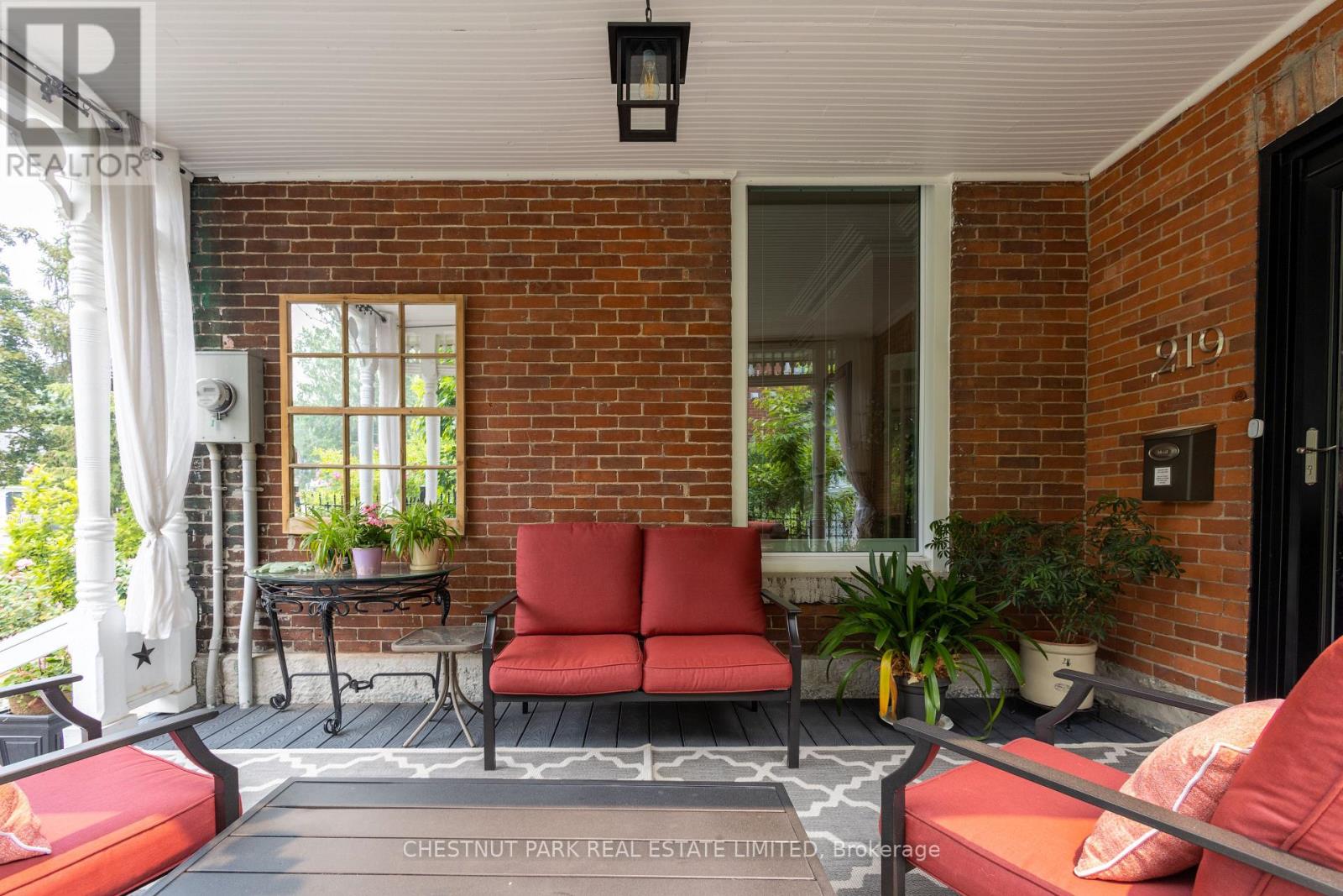 219 Charles Street, Belleville (Belleville Ward), Ontario  K8N 3M3 - Photo 2 - X12270180