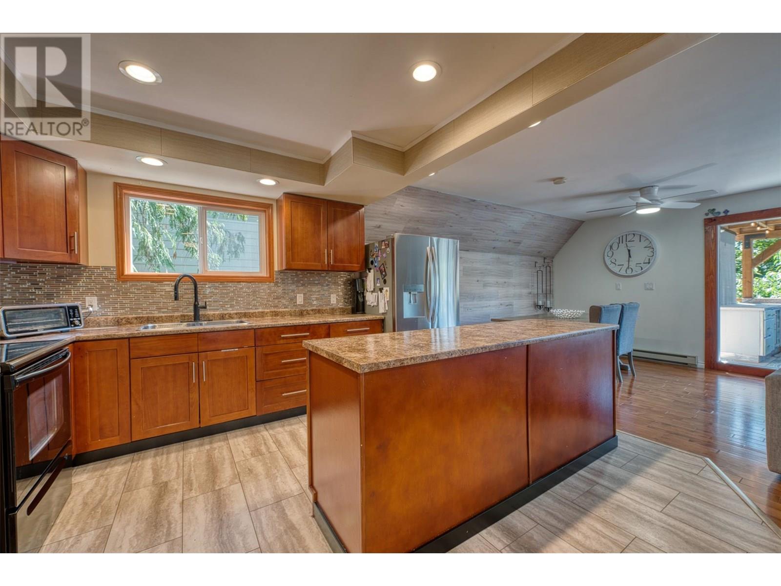 10775 Pinecrest Road, Vernon, British Columbia  V1H 2C1 - Photo 8 - 10354417
