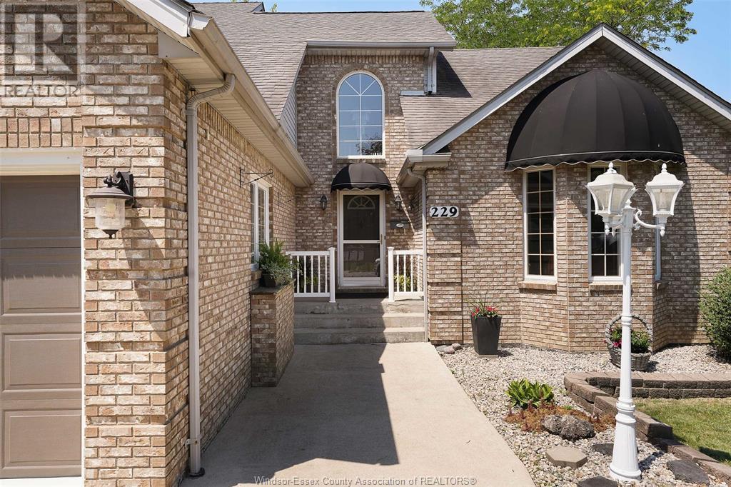 Property at 229 GREENWOOD CRESCENT image 5