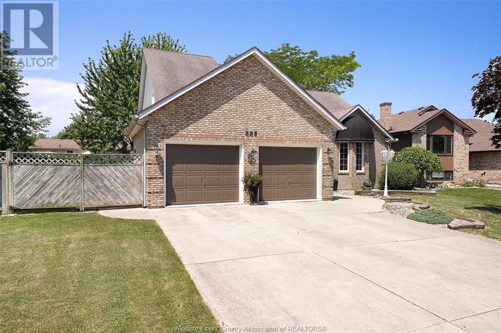 Property at 229 GREENWOOD CRESCENT image 3