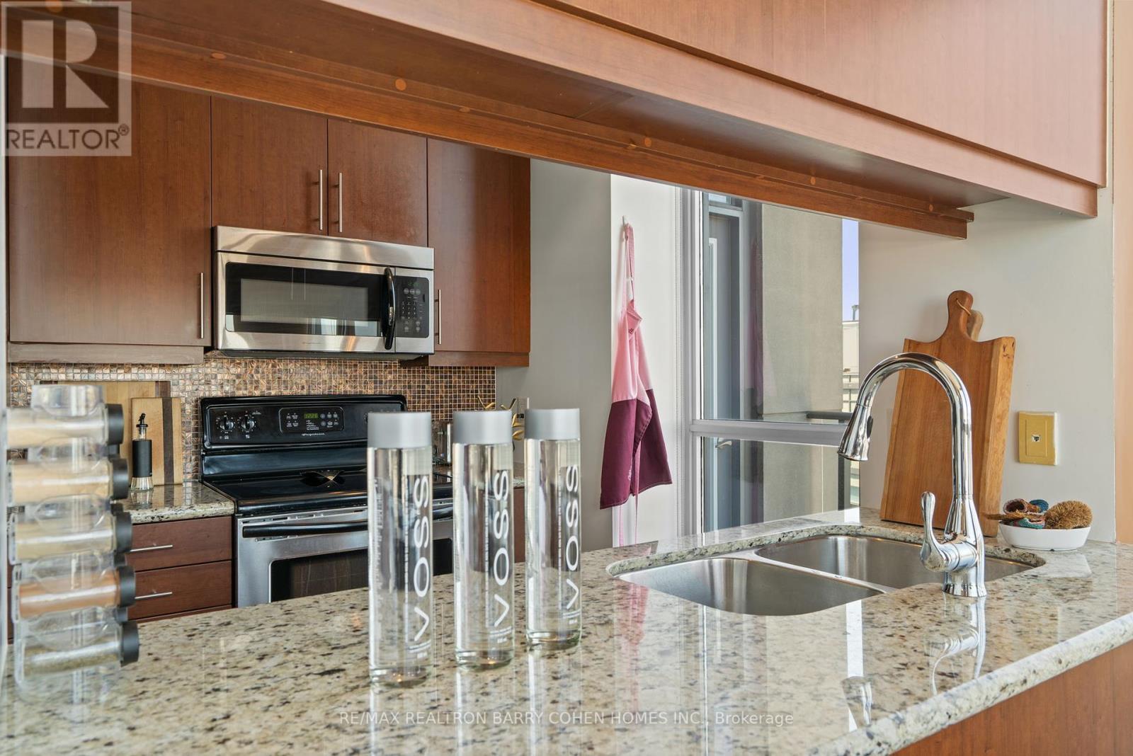 2103 - 500 St Clair Avenue W, Toronto (Humewood-Cedarvale), Ontario  M6C 1A8 - Photo 10 - C12270186