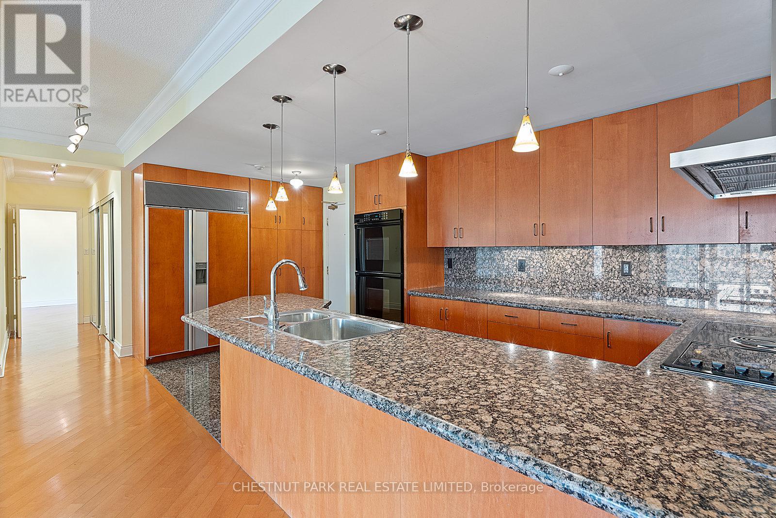 1610 - 889 Bay Street, Toronto, Ontario  M5S 3K5 - Photo 10 - C12270278