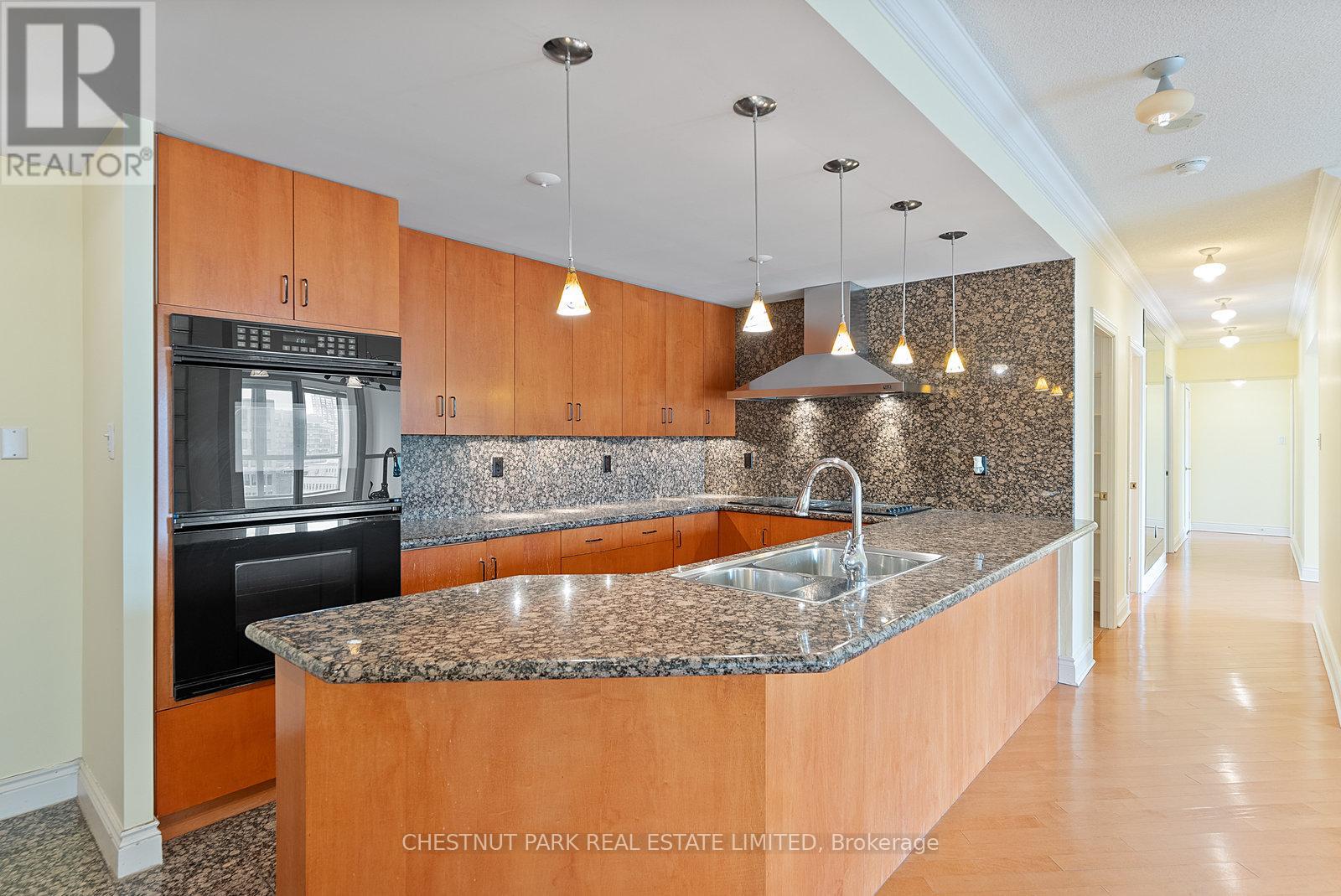 1610 - 889 Bay Street, Toronto, Ontario  M5S 3K5 - Photo 8 - C12270278