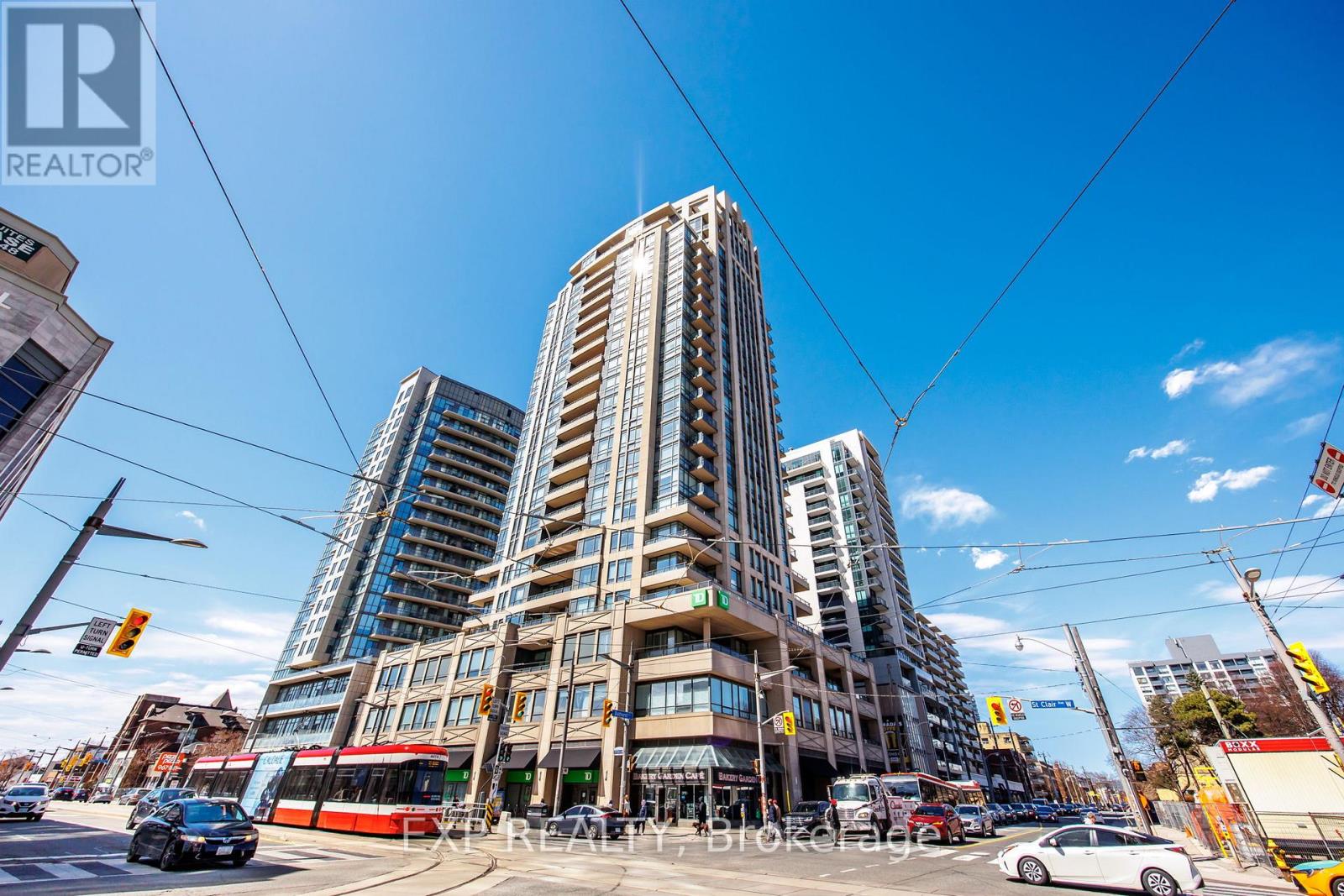 210 - 500 St Clair Avenue W, Toronto (Humewood-Cedarvale), Ontario  M6C 1A8 - Photo 1 - C12270410